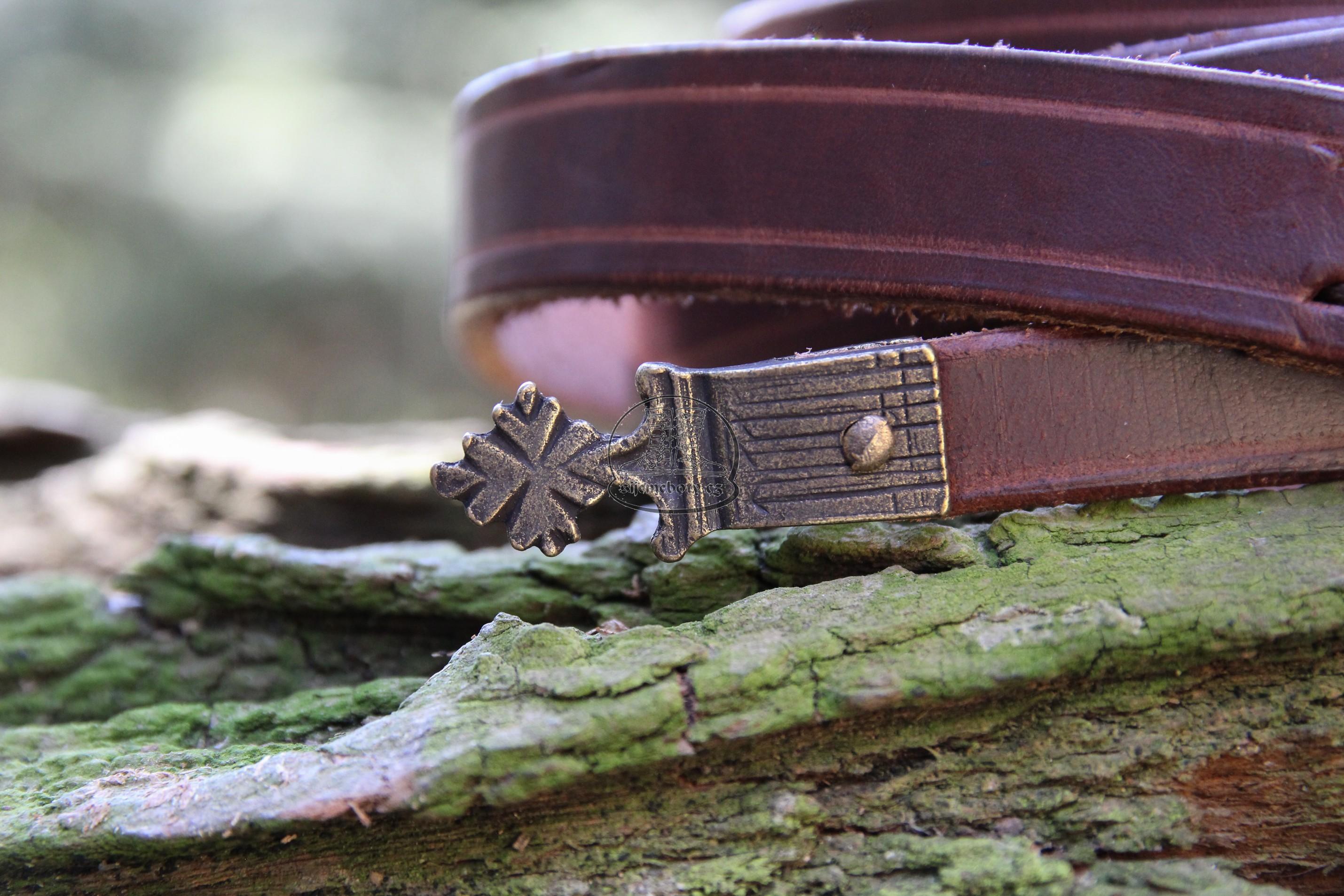 Gotický opasek ze 14. století s nákončím