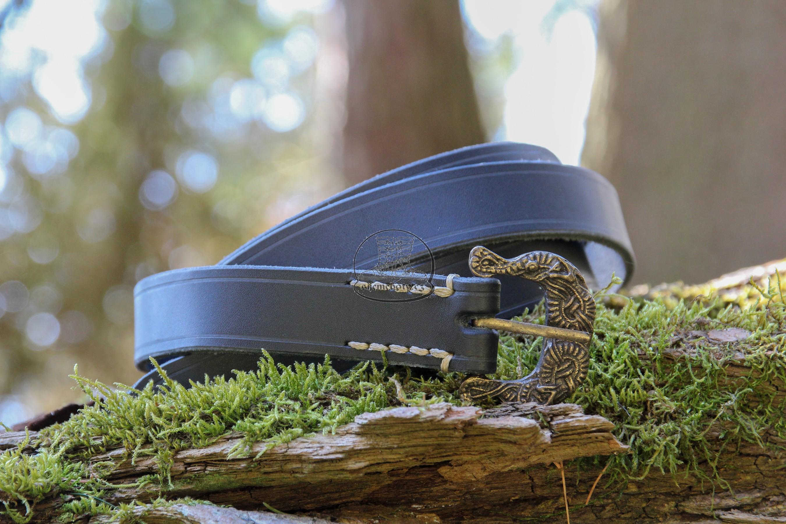 Gotický pásek s dekorativní přezkou