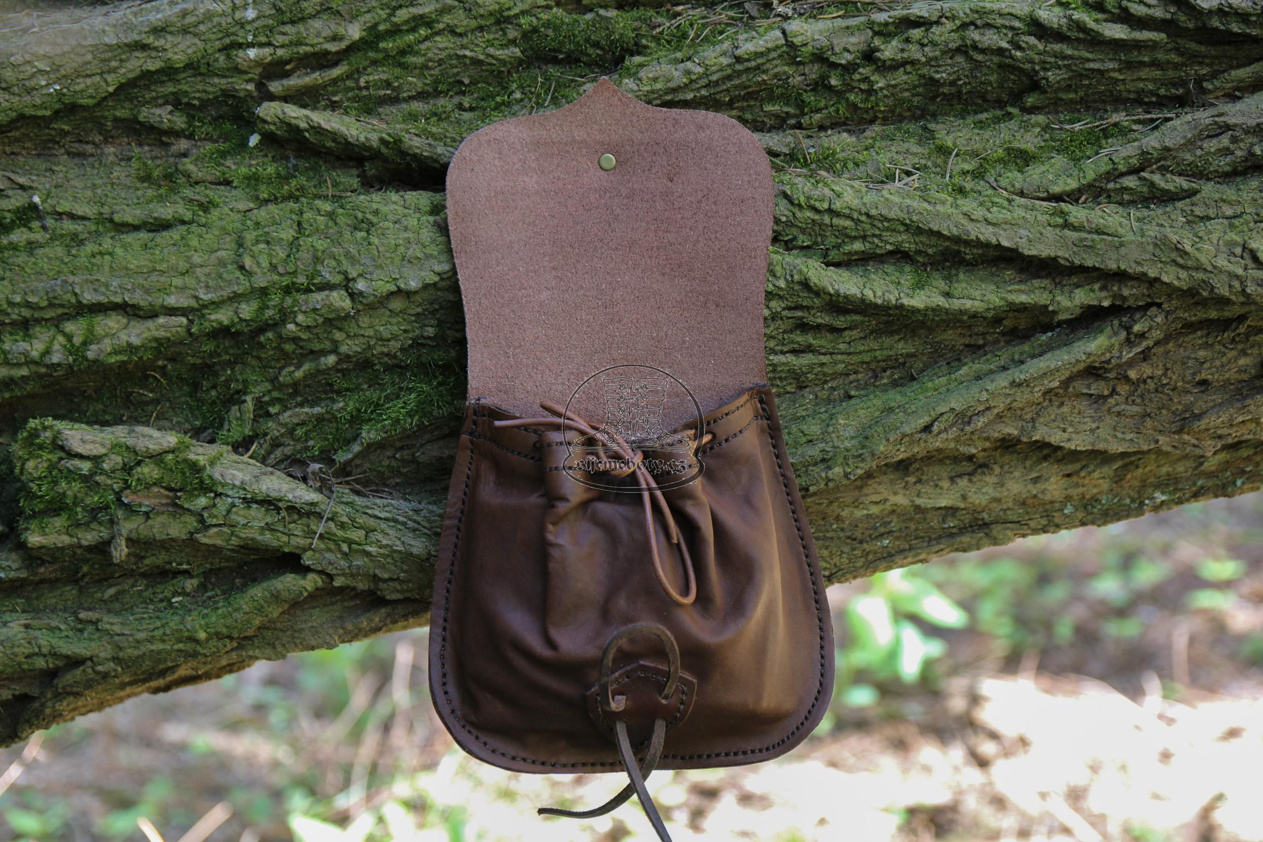Malá středověká brašna s dekorativním knoflíkem