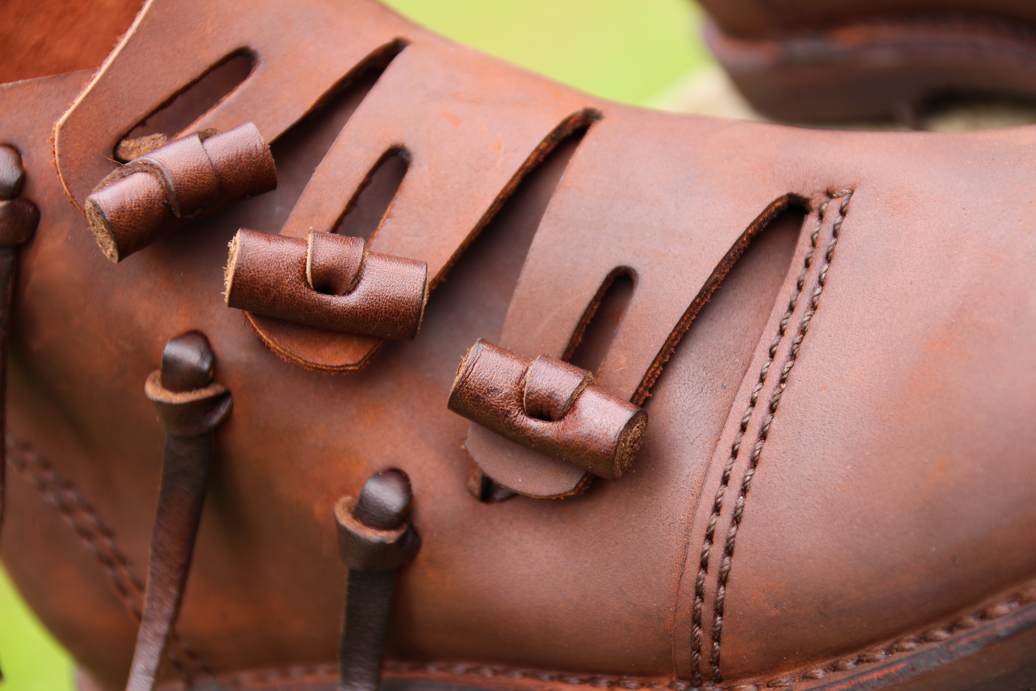 Vikingské boty s knoflíkem z parohu