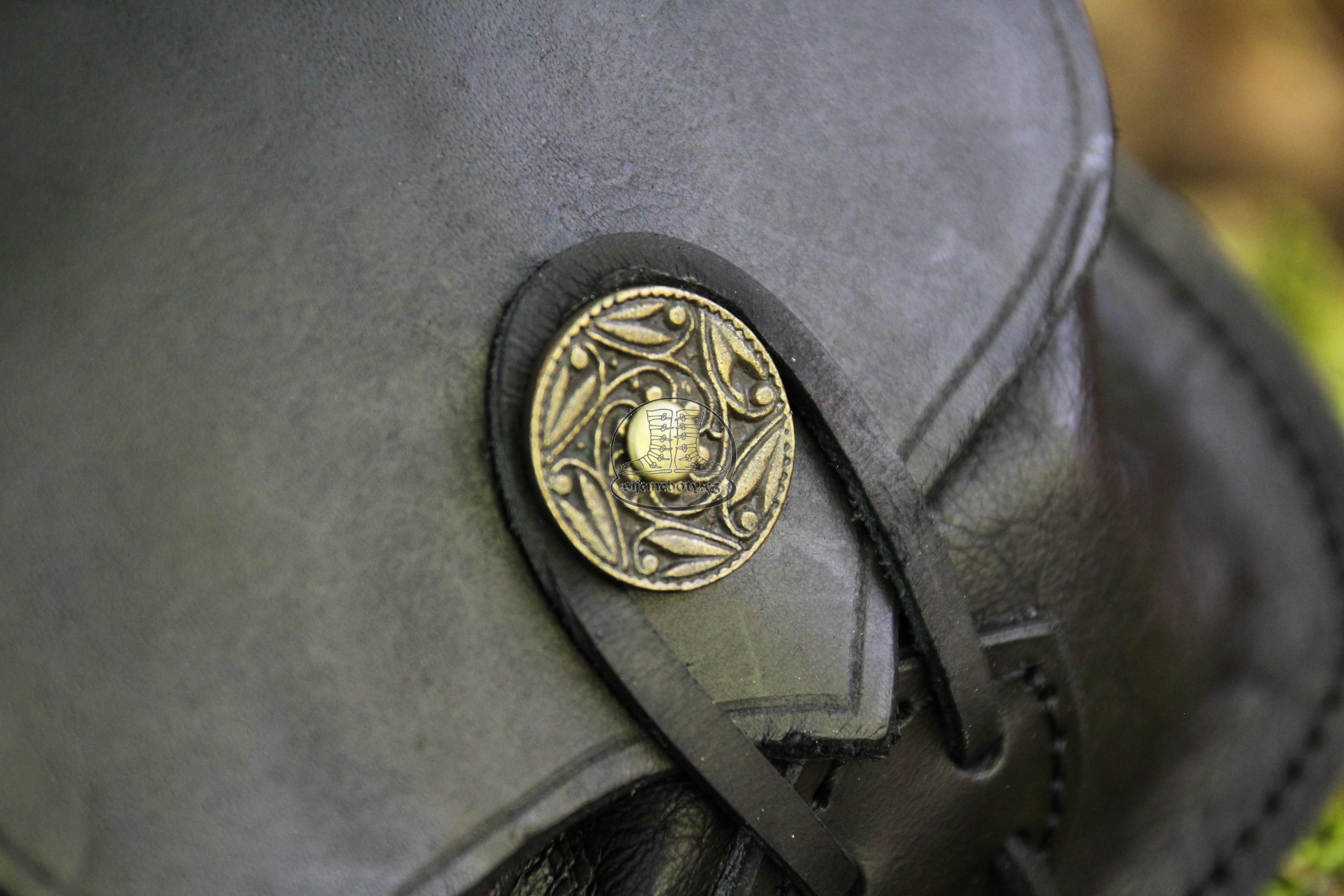 Malá středověká brašna s dekorativním knoflíkem