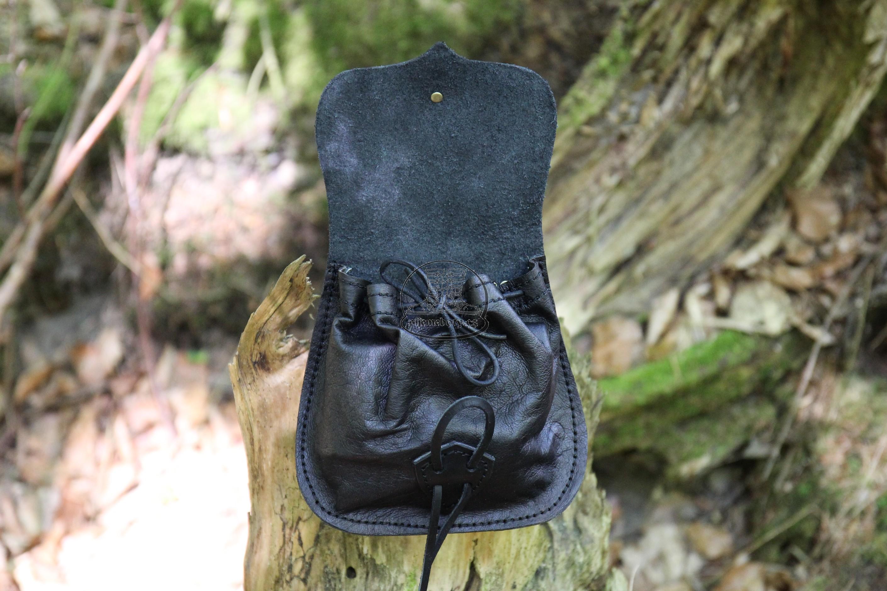 Malá středověká brašna s dekorativním knoflíkem